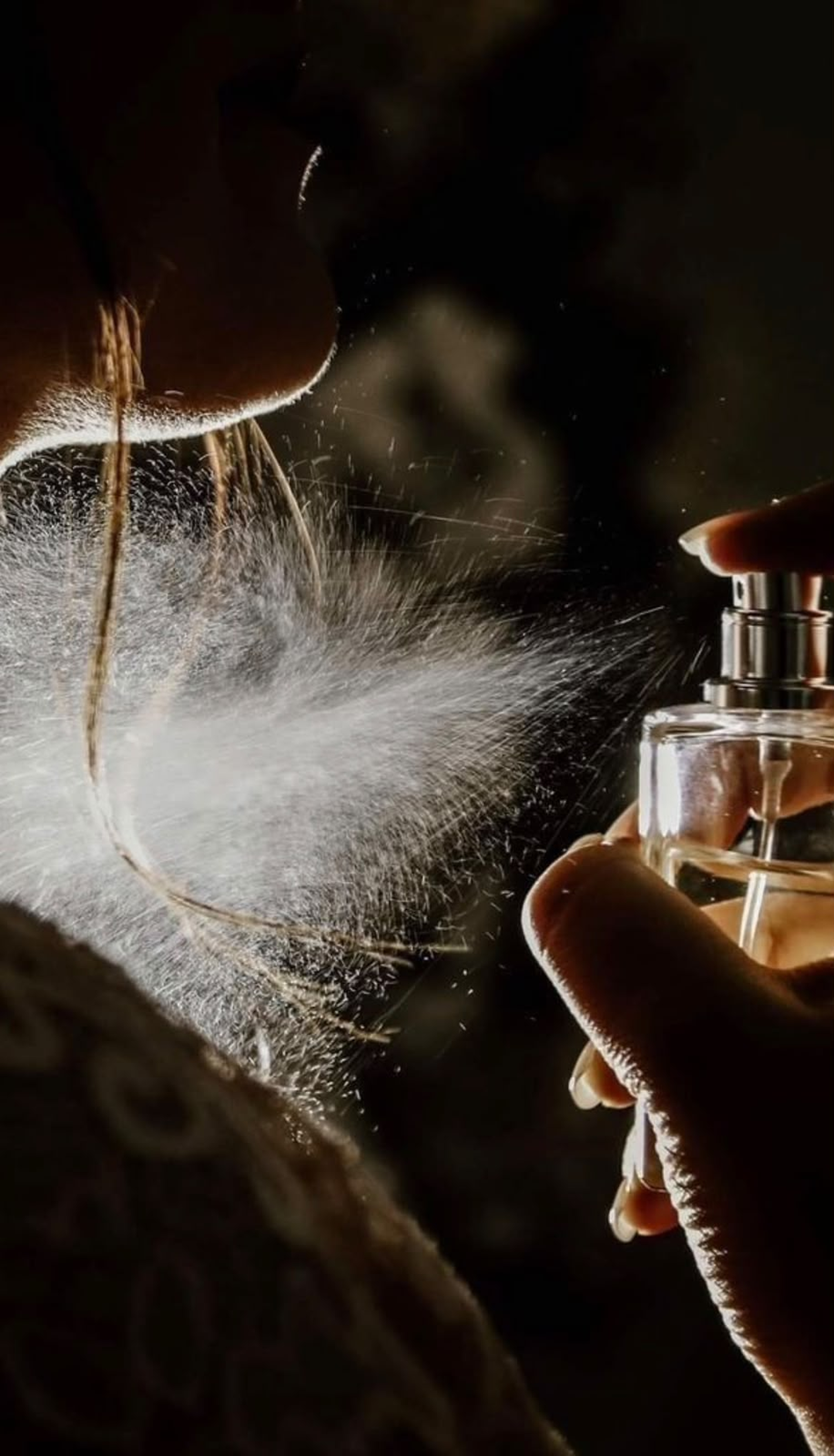 Pessoa recebendo aplicação de perfume